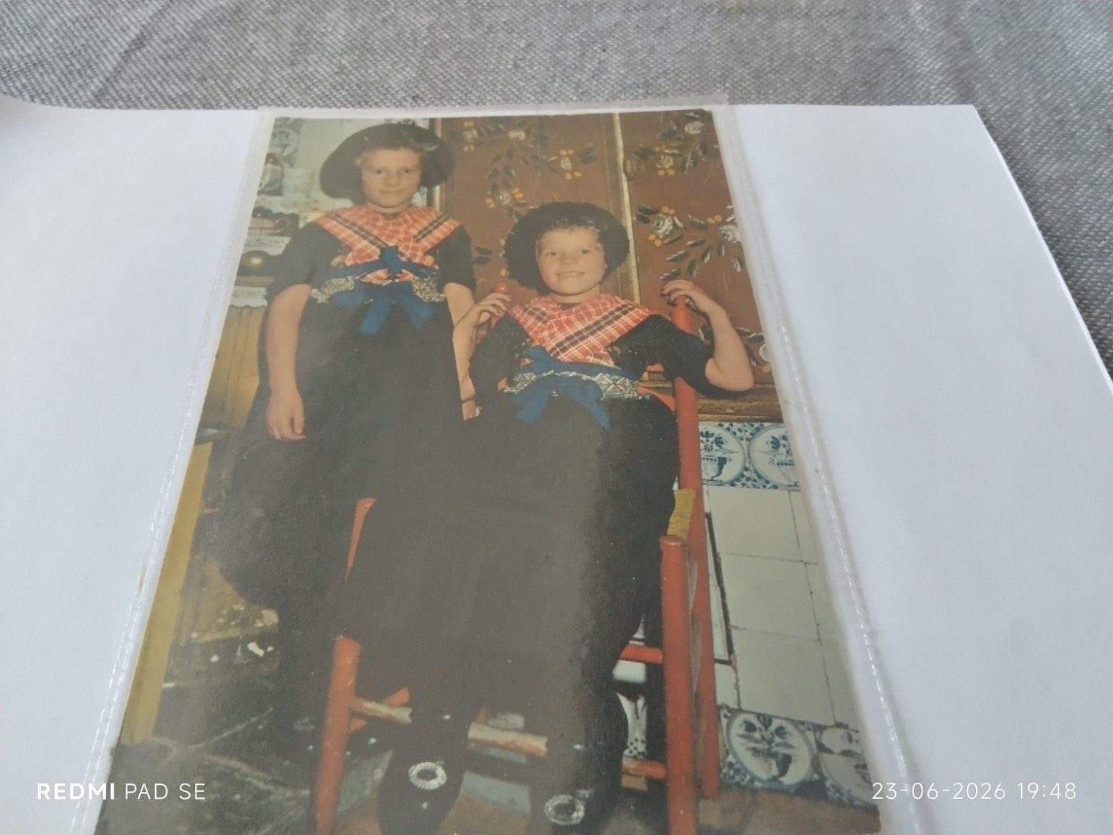 Oude ansichtkaart Staphorst - Binnenhuis met meisjes, Ophalen of Verzenden, 1940 tot 1960, Gelopen, Overijssel