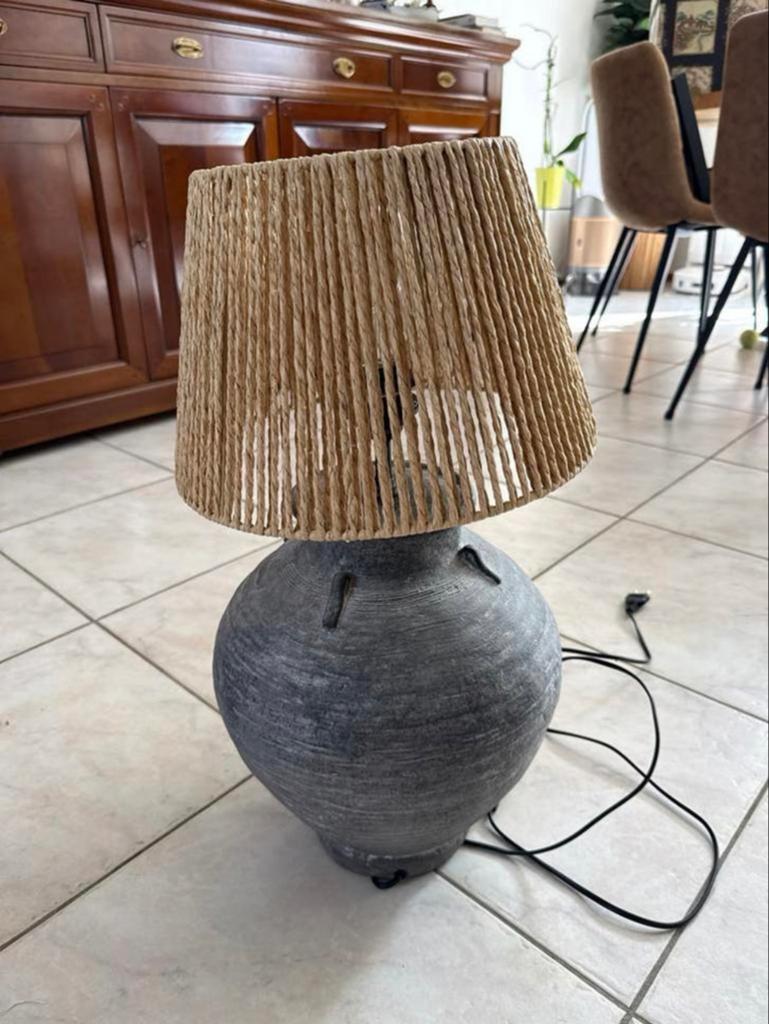 Sfeervolle Kamerlamp met Porseleinen Pot en Rotan Kap, Huis en Inrichting, Lampen | Tafellampen, Ophalen, Zo goed als nieuw, Overige materialen