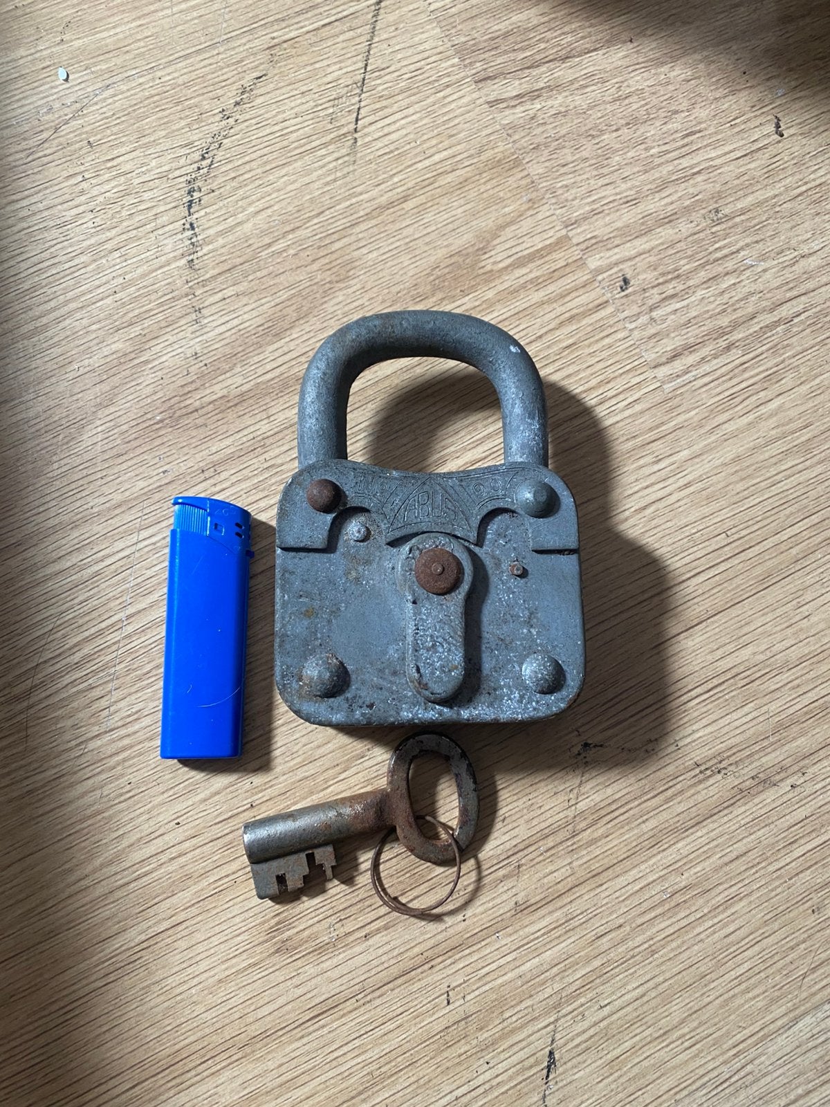 Antiek zeer groot abus hangslot, Ophalen of Verzenden