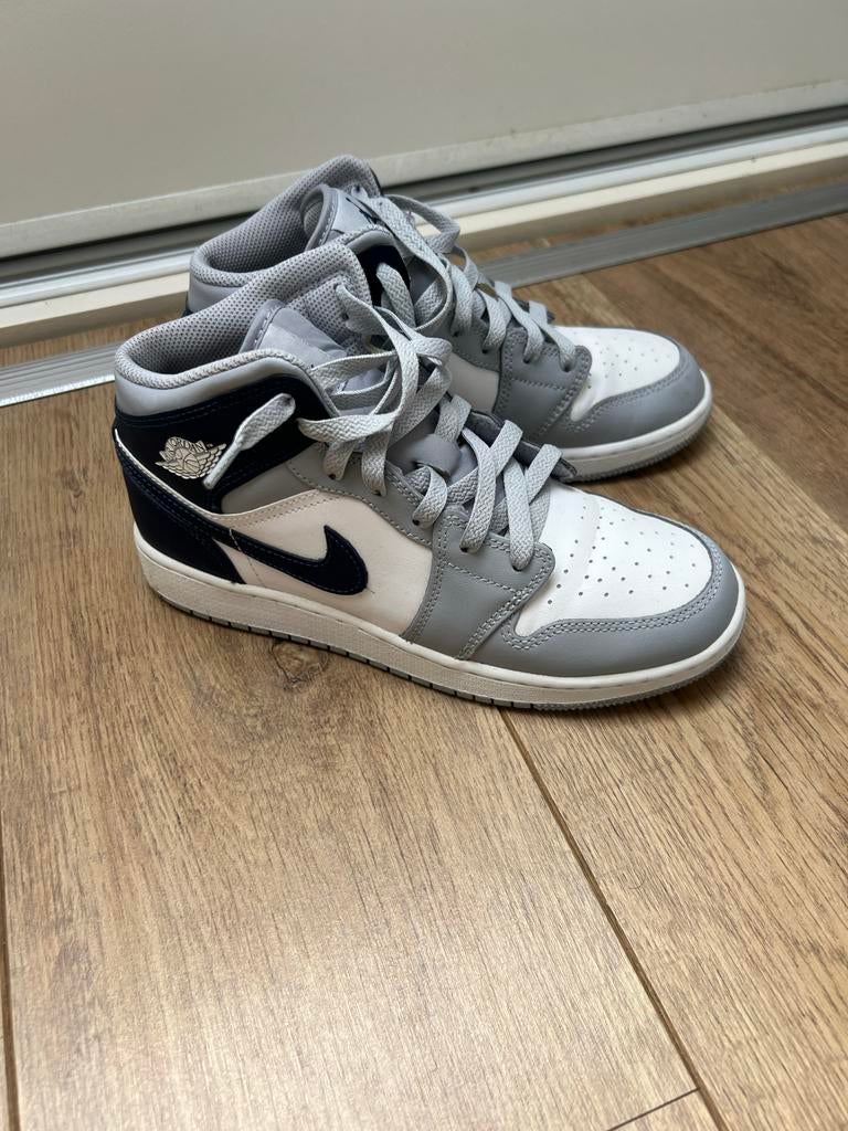 Nike Air Jordan 1 Mid Light Smoke Grey GS - Maat 38.5, Kleding | Dames, Schoenen, Sportschoenen, Ophalen of Verzenden, Zo goed als nieuw