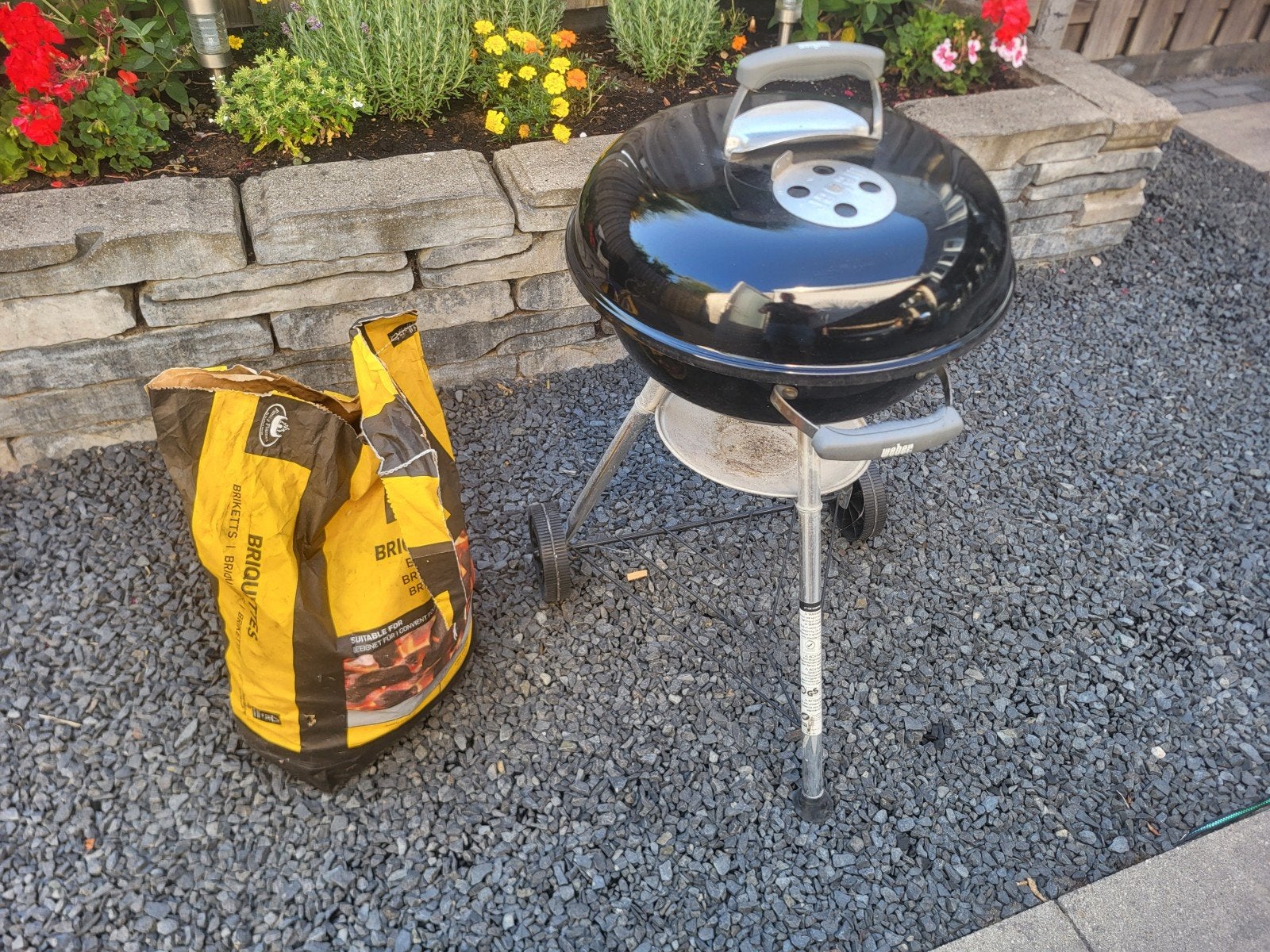 Weber Compact Kettle BBQ 47cm met briketten, Tuin en Terras, Houtskoolbarbecues, Ophalen, Gebruikt, Weber, Met accessoires