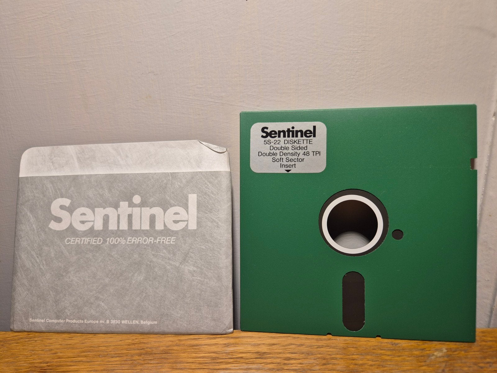 Groene 5,25 inch floppy disk, Sentinal/ double sided, Computers en Software, Ophalen of Verzenden