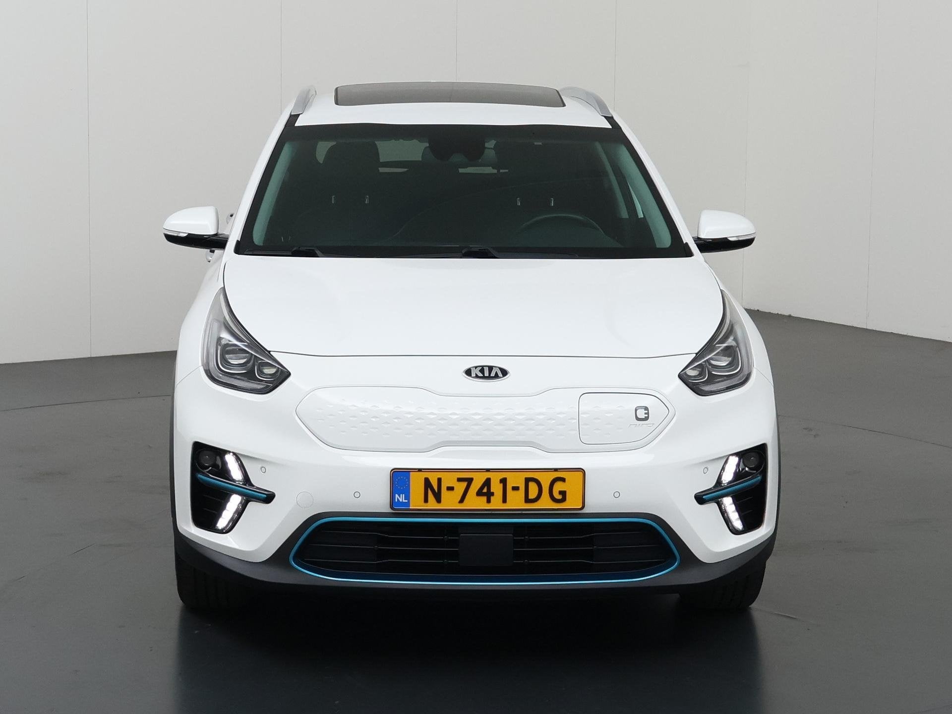 Kia e-Niro DynamicPlusLine 64 kWh | Trekhaak | Schuif/kantel, Gebruikt, Zwart, 1712 kg, Automatische klimaatregeling