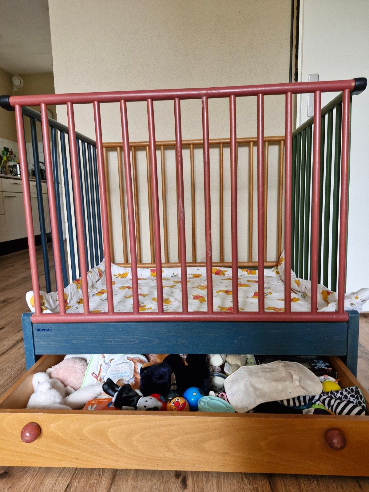 Foto 2 van Kleurrijke kinderbox met boxkleed en praktische lade