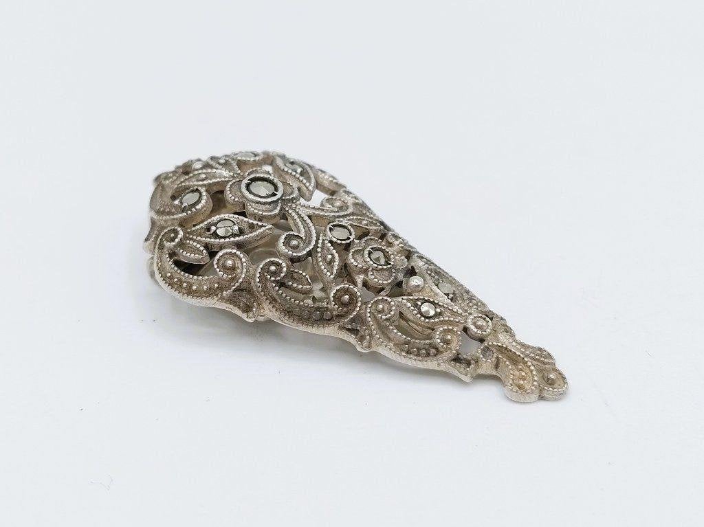 Zilveren clip broche met markasiet