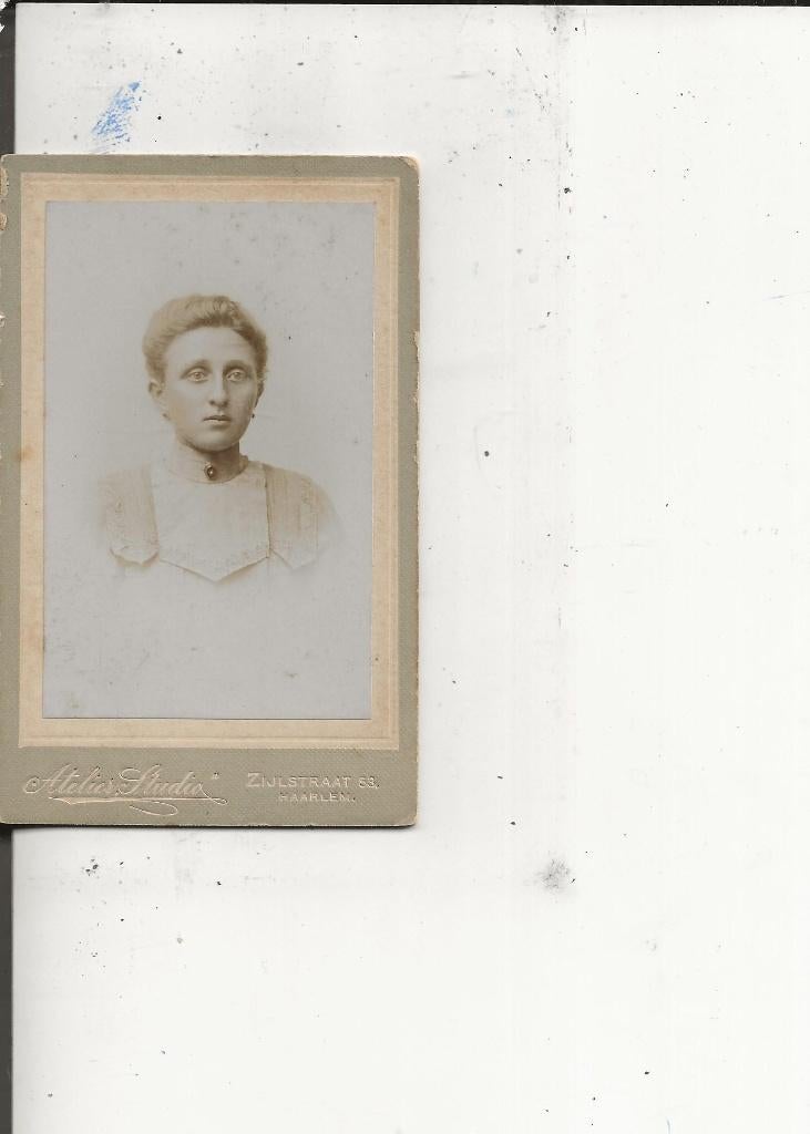 Haarlem CdV Dame met halsbroche en oorbellen, Ophalen of Verzenden, Voor 1920, Ongelopen, Noord-Holland