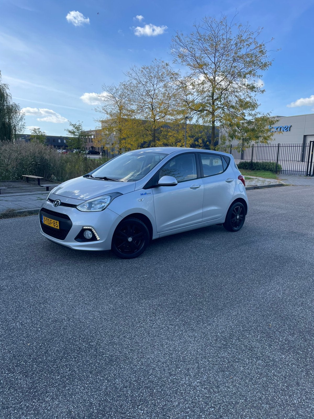 Hyundai i10 1.0 comfort plus 5DR 2014 Grijs, Auto's, Voorwielaandrijving, Dealer onderhouden, Stof, 4 stoelen