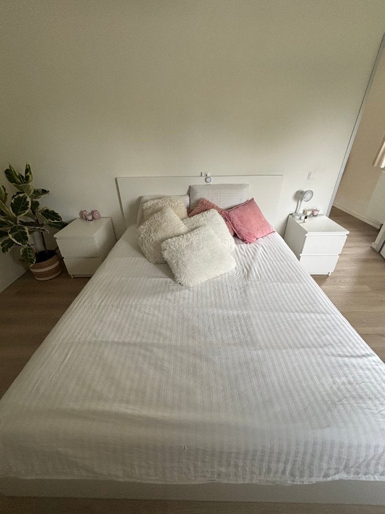 Bed with 4 storage drawers underneath + 2 bedside tables, Huis en Inrichting, Ophalen, Tweepersoons, Wit, Hout