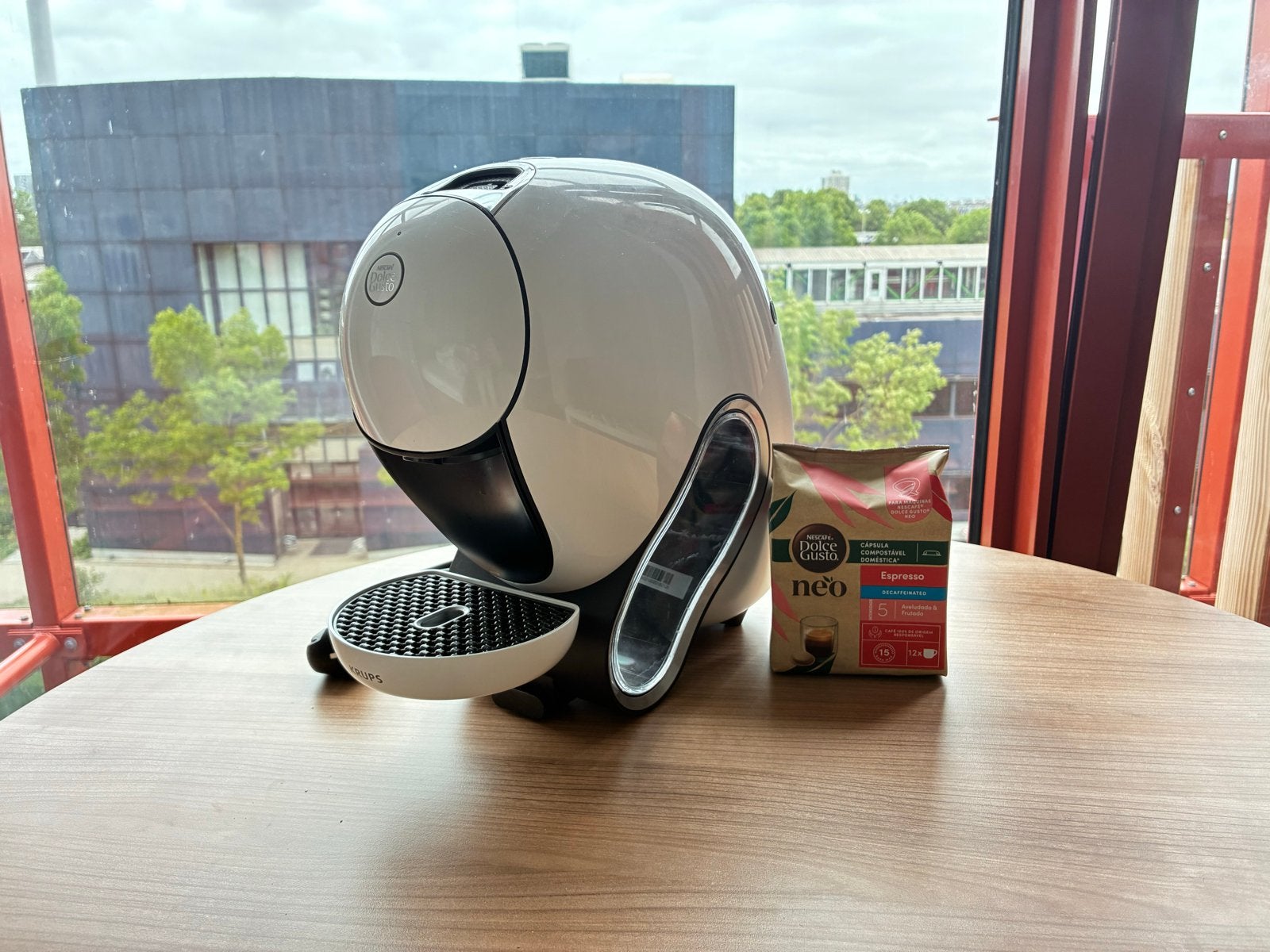 Dolce Gusto NEO koffiemachine - Zo goed als nieuw + capsules, Ophalen of Verzenden, Zo goed als nieuw, Koffiemachine, Koffiepads en cups