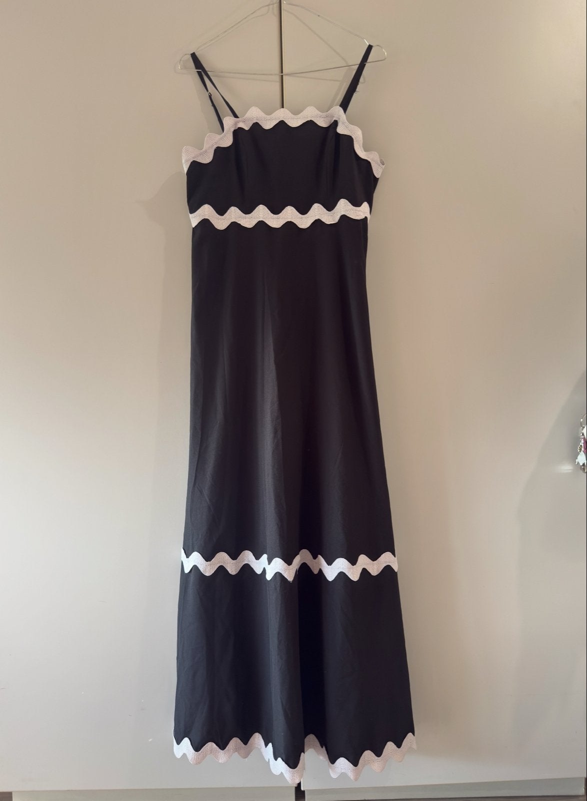 Zwarte maxi jurk met witte golvende randen, Kleding | Dames, Jurken, Maat 38/40 (M), Zwart, Ophalen of Verzenden, Gedragen