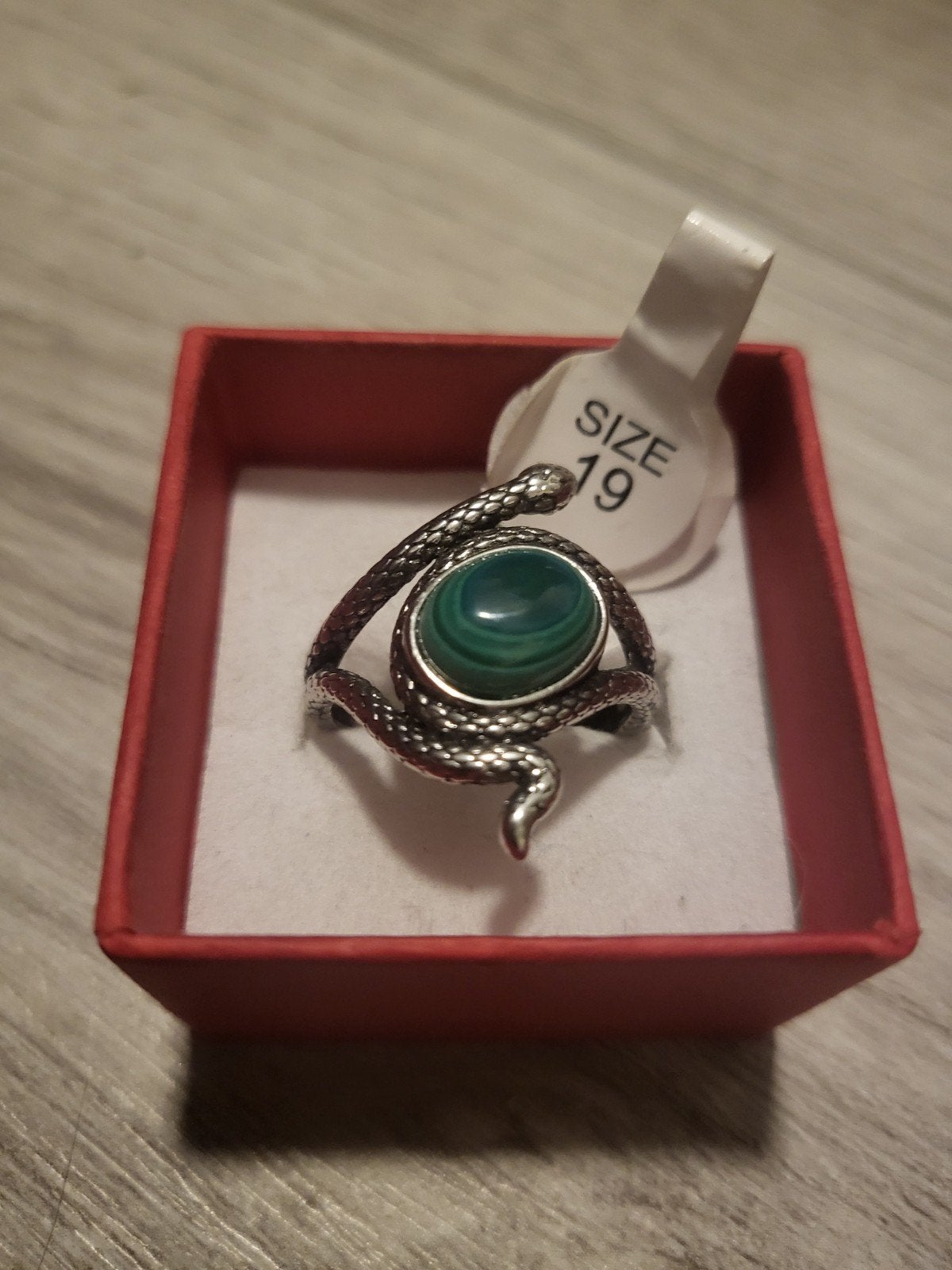 Nieuwe Slangenring met Groene Steen - Maat 19, Sieraden, Tassen en Uiterlijk, Ringen, Overige materialen, 19 tot 20, Nieuw, Ophalen of Verzenden