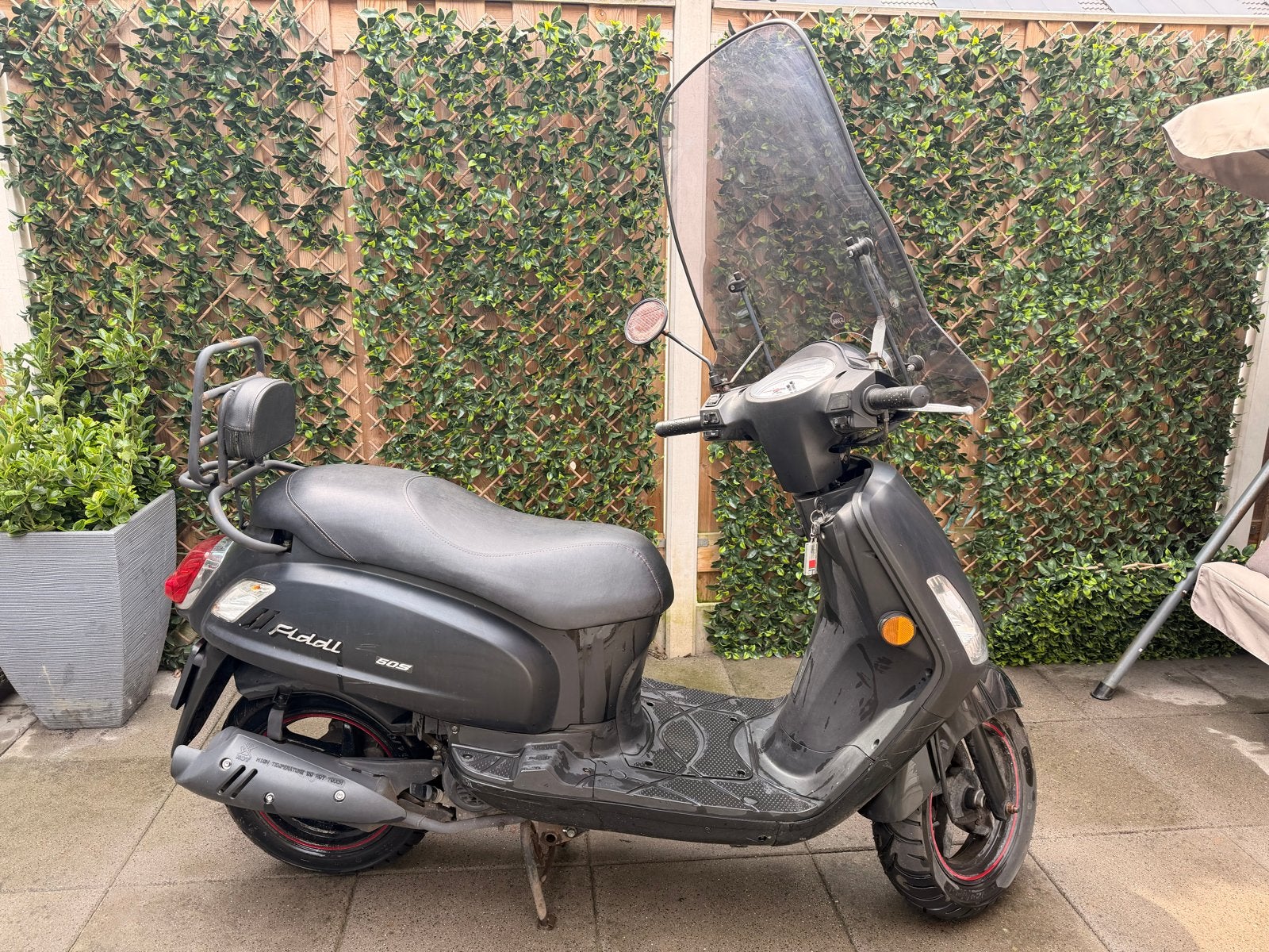 Sym Fiddle 2 uit 2020 - Mat Zwart met Rode Accenten, Ophalen, Gebruikt, Benzine, Maximaal 25 km/u