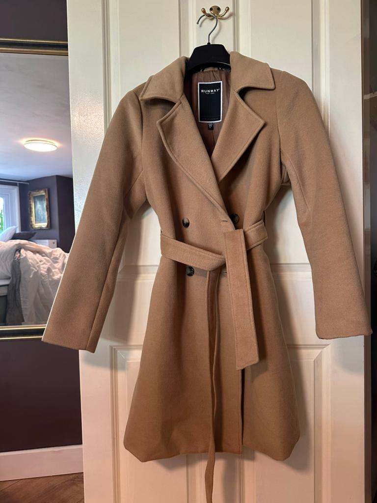 Mooie jas van Runway Newyork, Ophalen of Verzenden, Zo goed als nieuw, Maat 36 (S), Beige