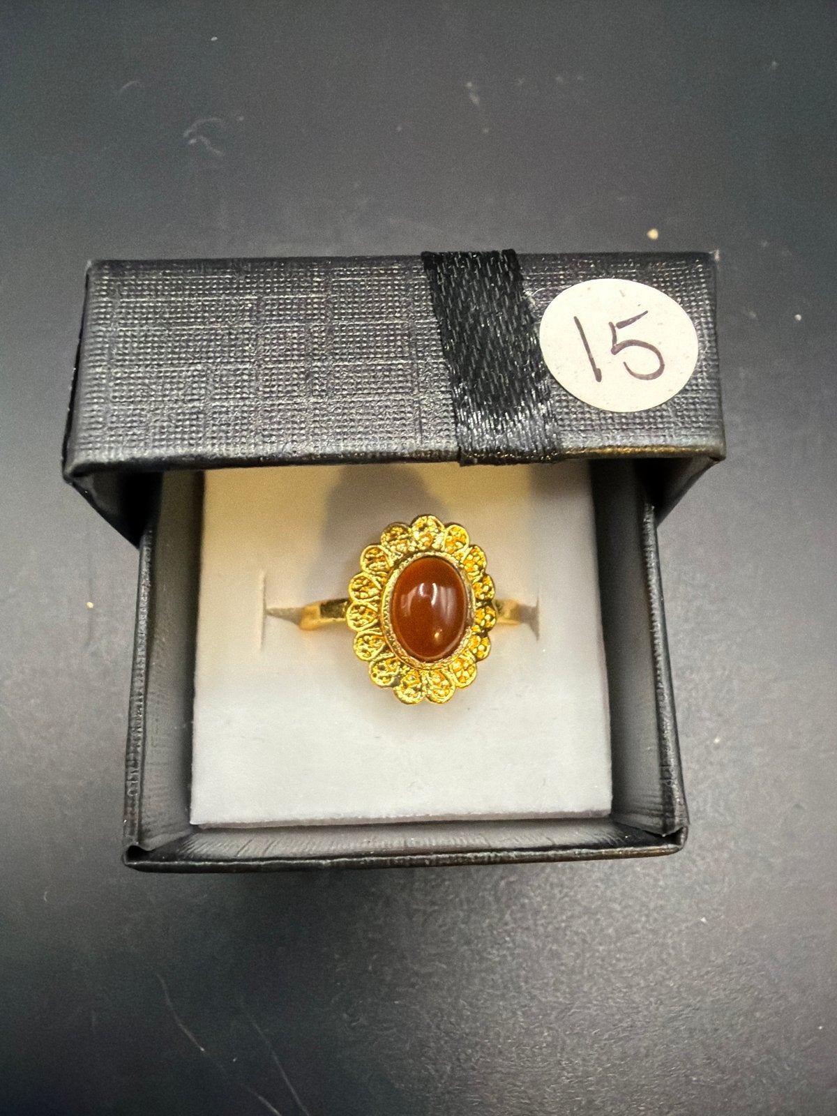 Vergulde messing ring met rode steen, Overige materialen, Gebruikt, Ophalen of Verzenden, X
