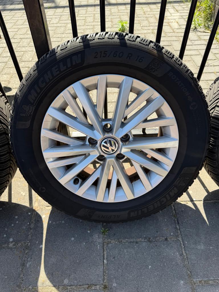 Volkswagen 16 inch velgen en banden, Auto-onderdelen, Ophalen, 16 inch, Banden en Velgen, Winterbanden
