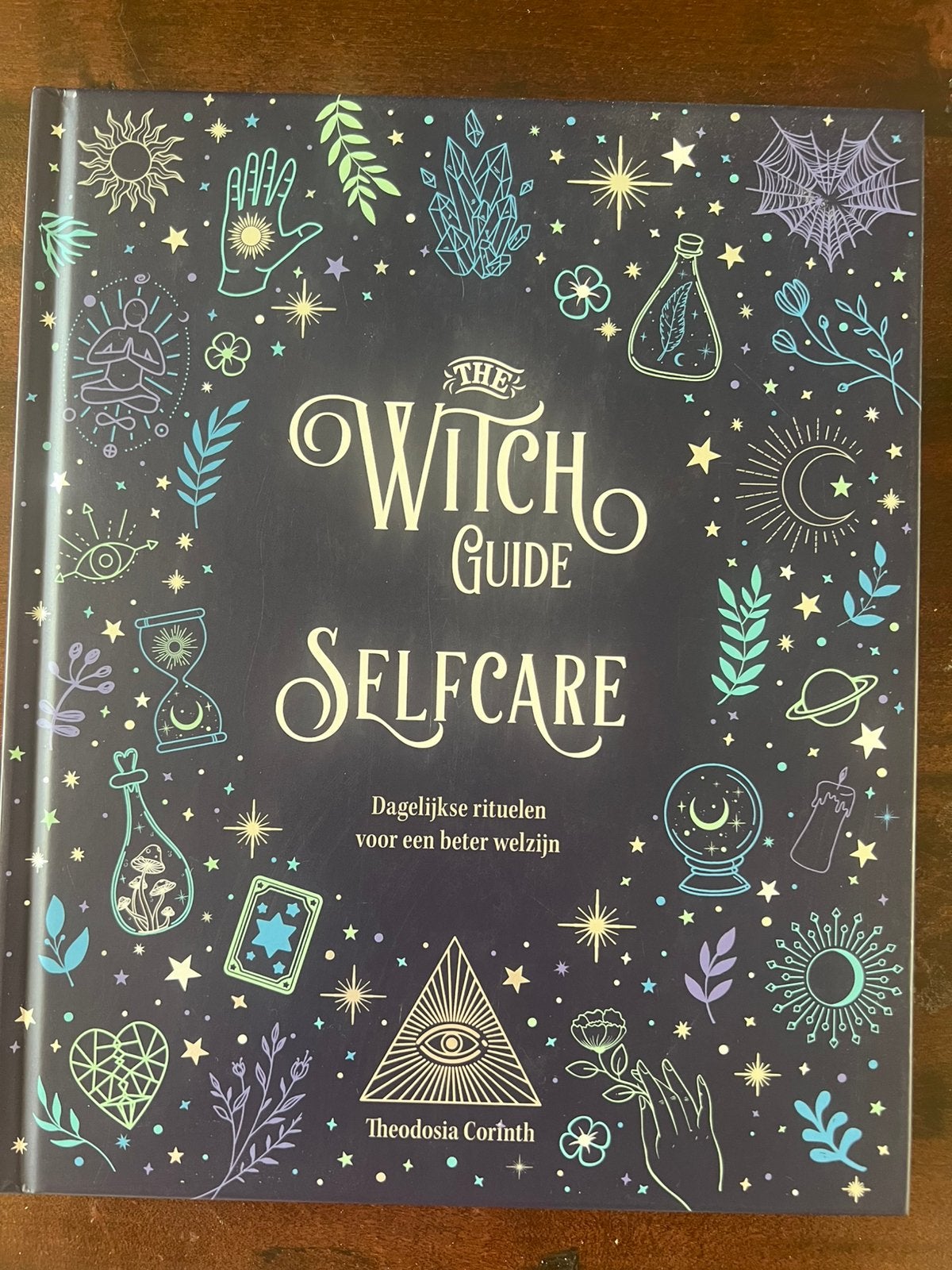 Theodosia Corinth - The witch guide selfcare, Ophalen of Verzenden, Zo goed als nieuw, Theodosia Corinth