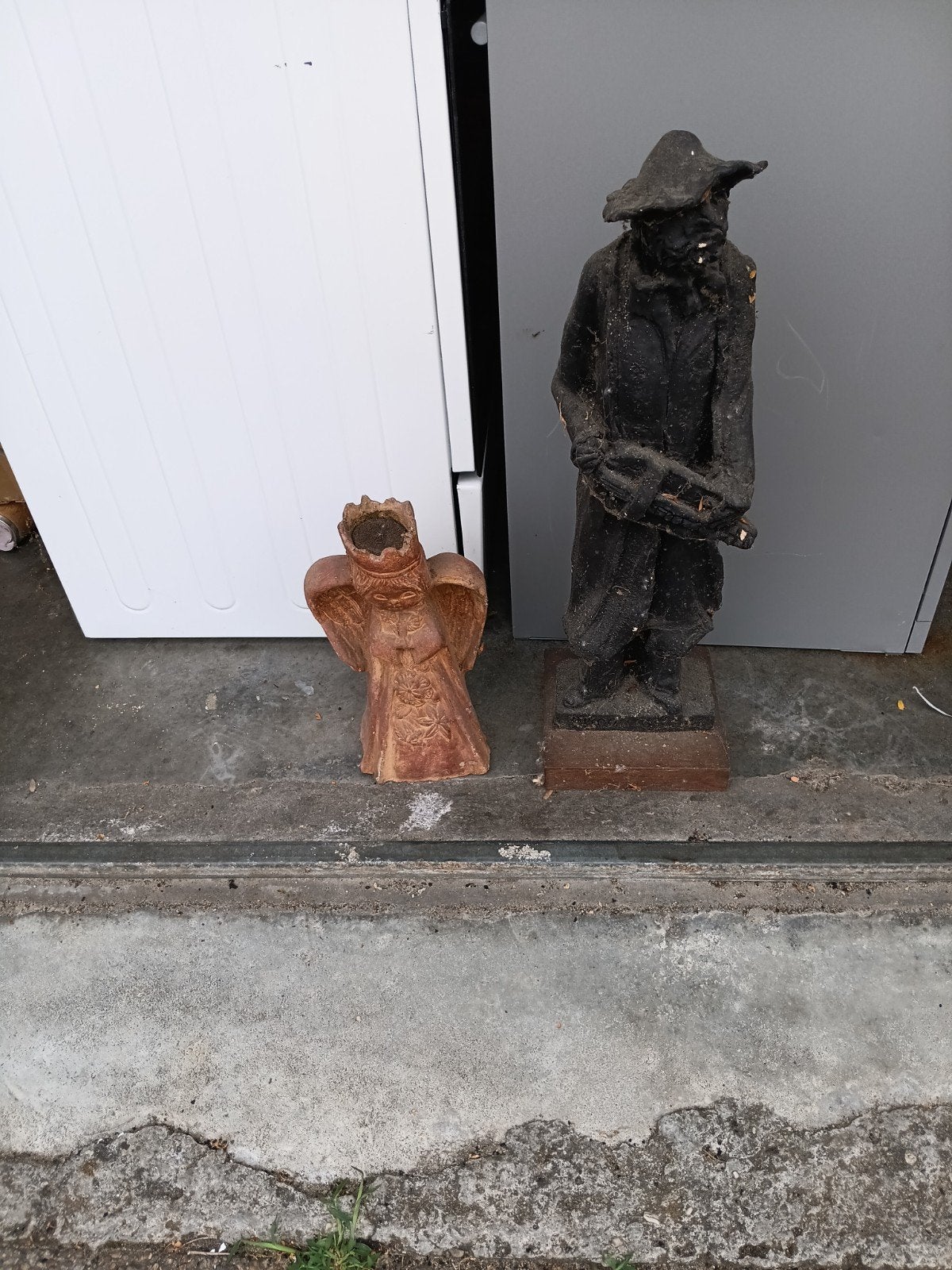 Vintage Beelden: Engel en Man met Hoed, Antiek en Kunst, Kunst | Beelden en Houtsnijwerken, Ophalen of Verzenden, Handgemaakt