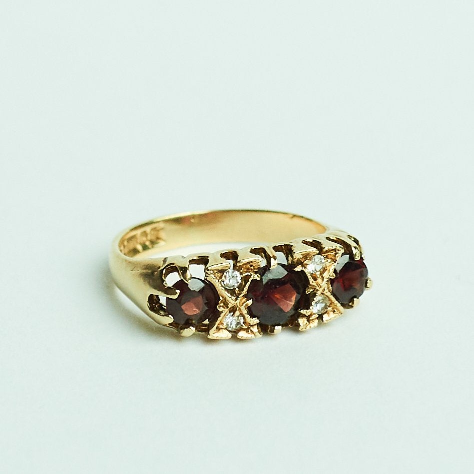 Vintage gouden ring met granaat rijring 9 karaat engeland, Ophalen of Verzenden, Met edelsteen, Dame, Goud