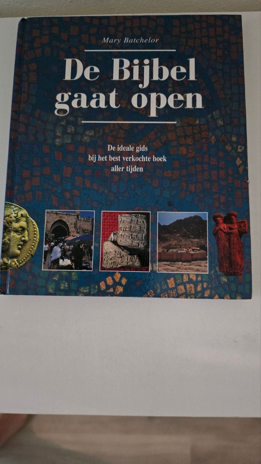 De Bijbel gaat open - Mary Batchelor, Ophalen of Verzenden, Zo goed als nieuw, Mary Batchelor, Christendom | Katholiek