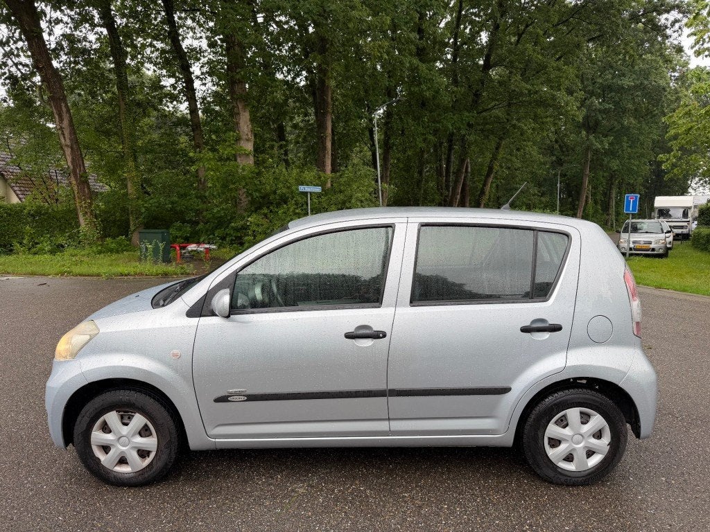 Daihatsu SIRION 1.0-12V - APK 06-2027 - Airco !!!, Auto's, Daihatsu, Voorwielaandrijving, Gebruikt, Elektrische ramen, Bedrijf