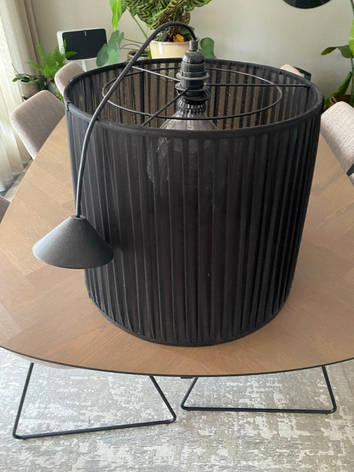 Zwarte hanglamp met plissé kap, Ophalen, Kunststof, 50 tot 100 cm, Zo goed als nieuw