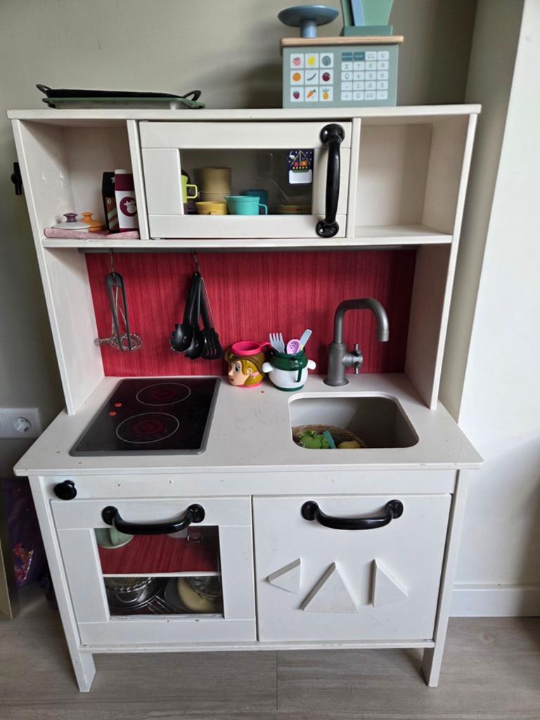 Houten speelkeuken met magnetron en kraan - opknapper, Kinderen en Baby's, Speelgoed | Speelkeukens, Ophalen, Gebruikt, Hout, Speelkeuken
