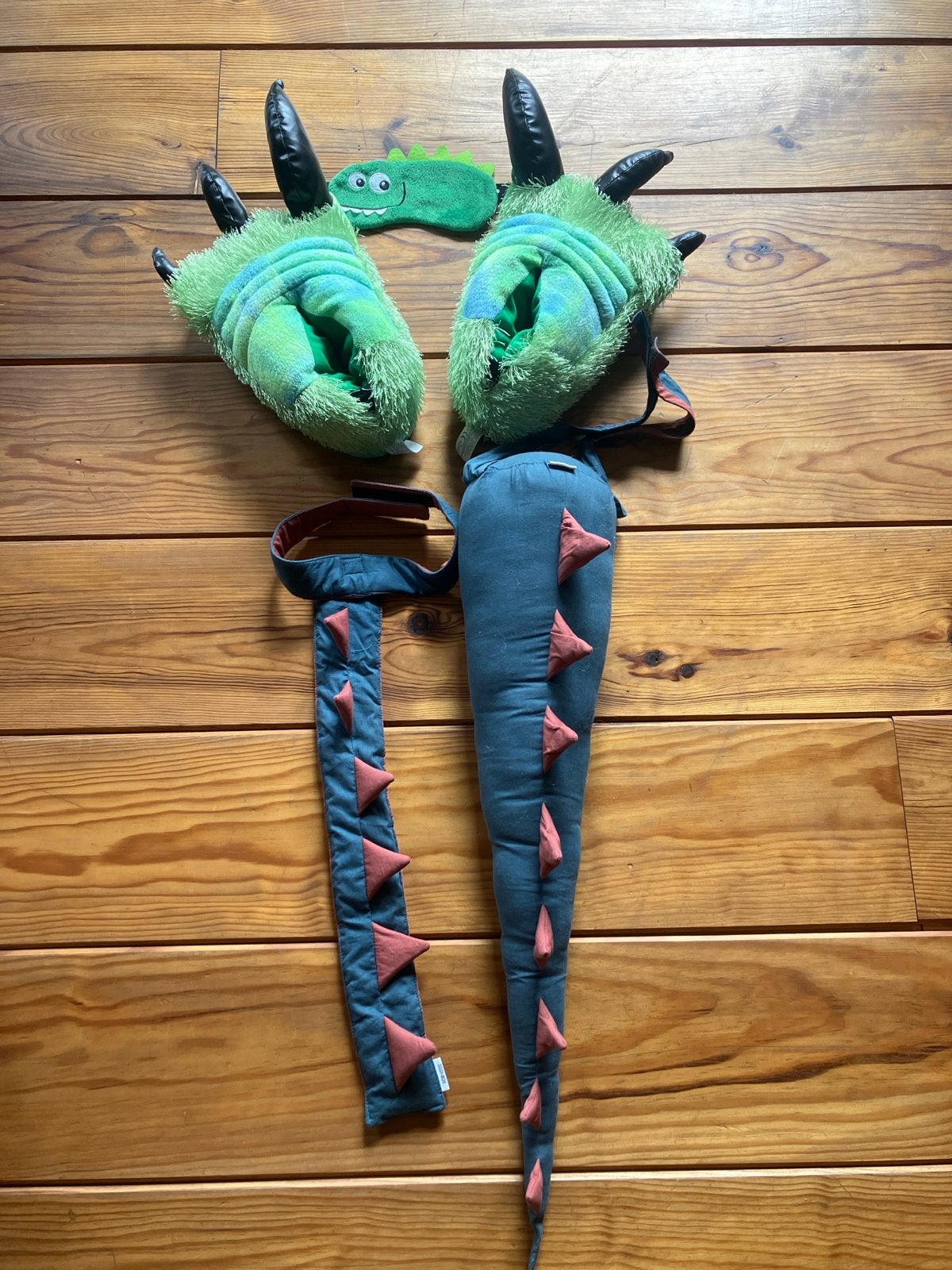 Dinosaurus verkleedset - Klauwen, staart en masker, Ophalen of Verzenden, Zo goed als nieuw, 122 t/m 128, Jongen of Meisje