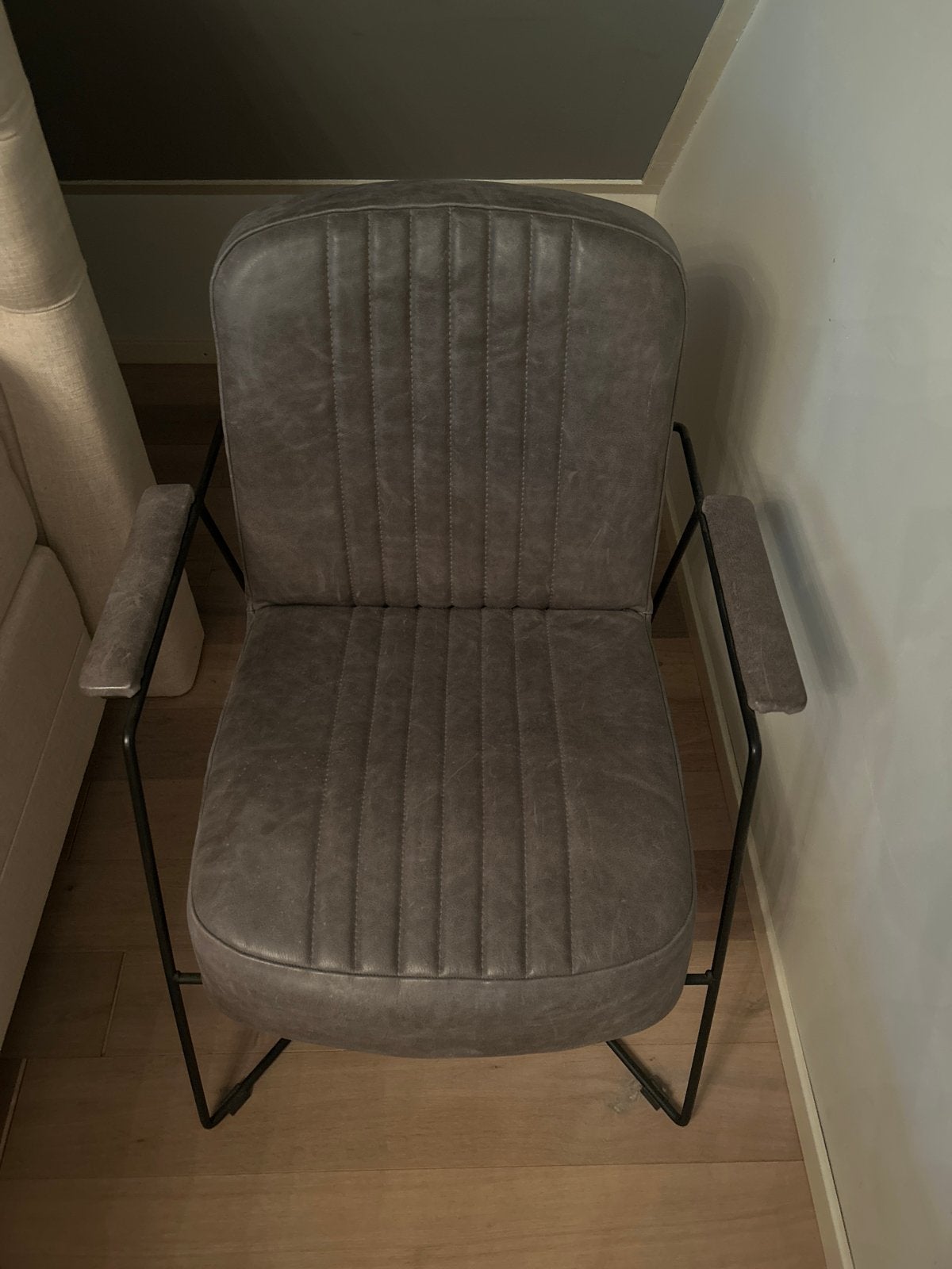 Leren, grijze fauteuil met metalen onderstel, Huis en Inrichting, Stoelen, Ophalen, Nieuw, Metaal, Eén
