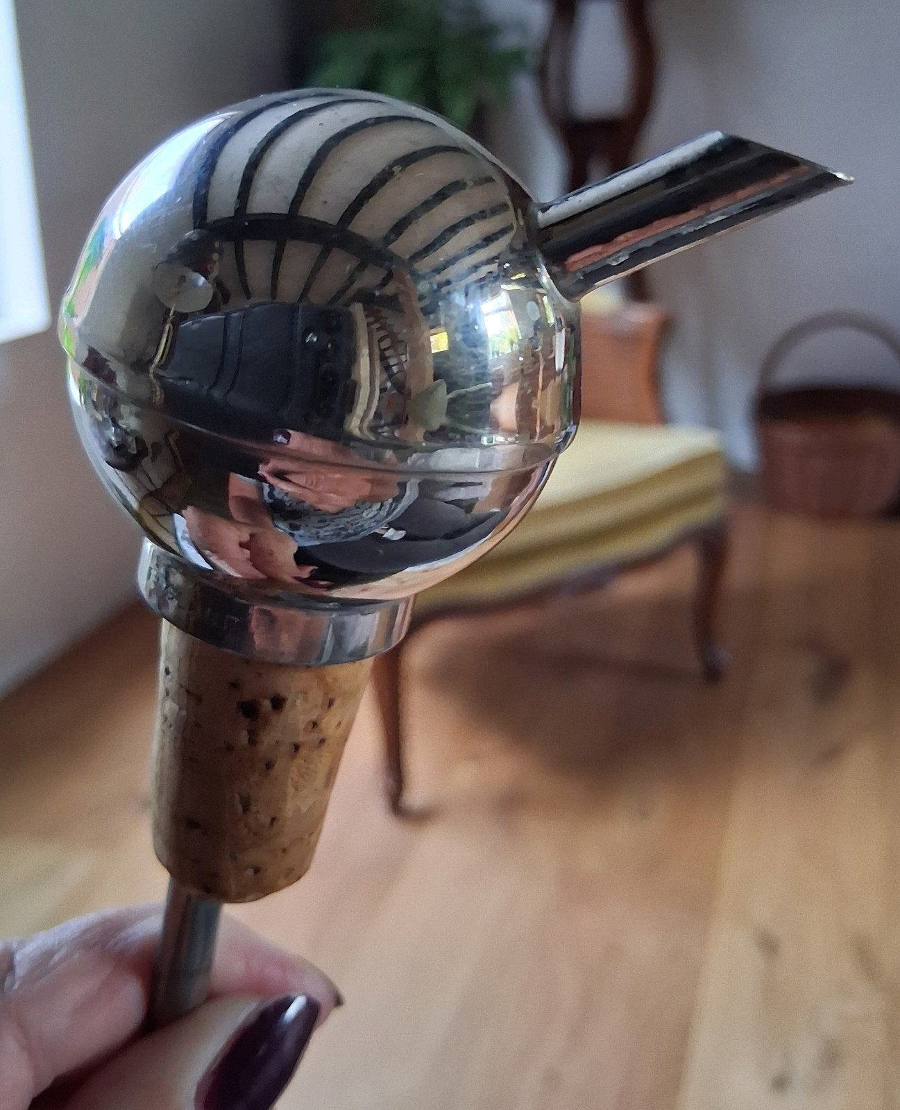 Deze charmante vintage drankschenker is gemaakt van metaal, Ophalen of Verzenden