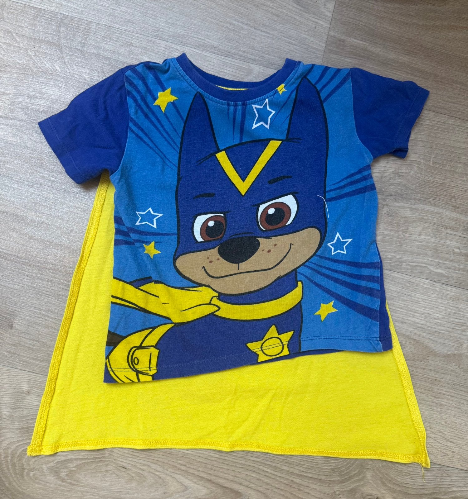 Shirt Paw Patrol (Chase) met cape  maat 98/104, Ophalen of Verzenden, Zo goed als nieuw, Jongen, Shirt of Longsleeve
