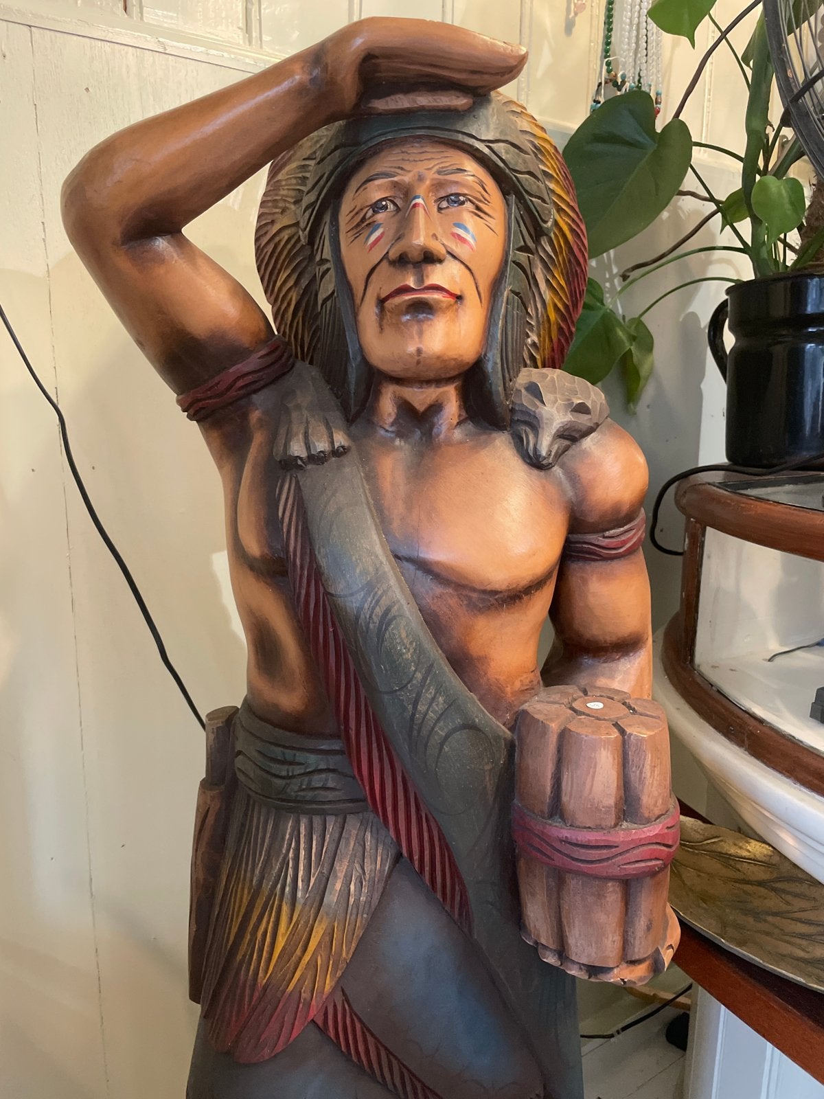 Groot handgesneden houten beeld van Indiaan, Antiek en Kunst, Ophalen of Verzenden, 1 meter - 2 meter, Beeld, Hout