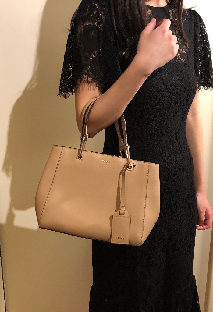 dames schoudertas DKNY, Verzenden, Zo goed als nieuw, Beige, Schoudertasje