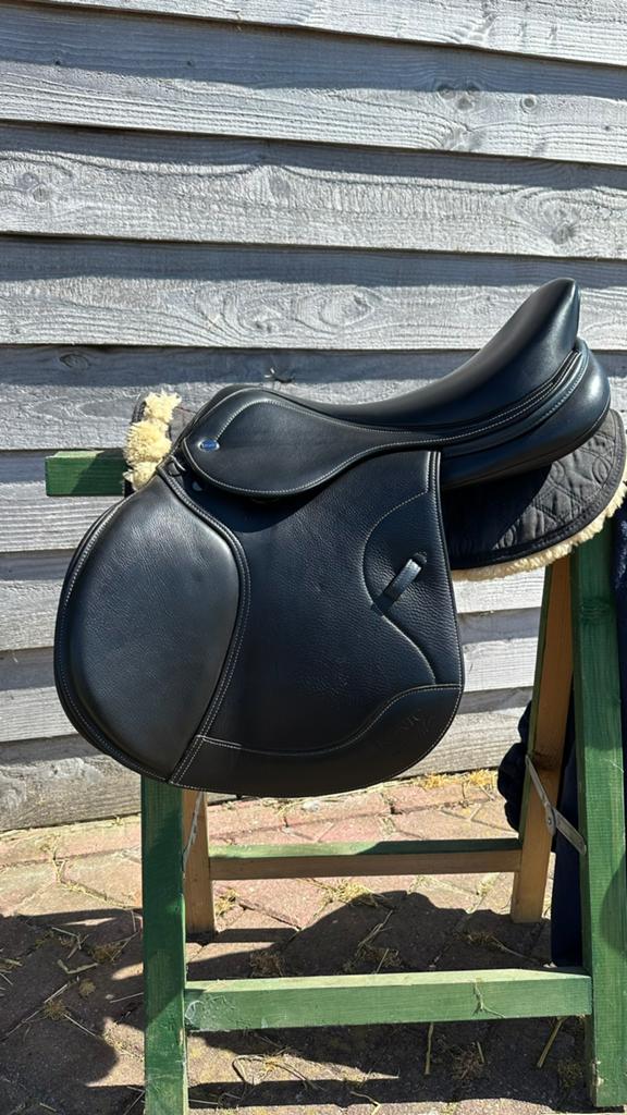 Springzadel Ikonic 17,5 inch zwart met donkerblauwe bies, Dieren en Toebehoren, Paarden en Pony's | Zadels, Ophalen, Zo goed als nieuw