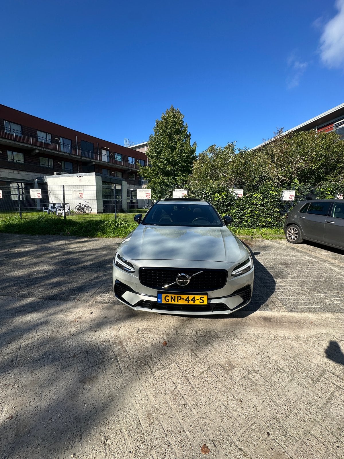 Volvo V90 T8 R Twin Engine 390pk Geartronic AWD 2021 Grijs, Automaat, Dealer onderhouden, V90, Zwart