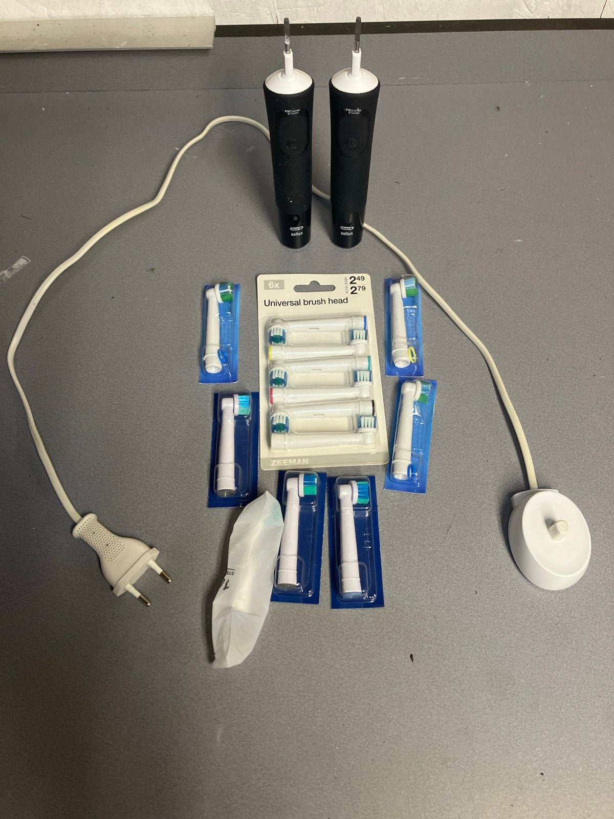 2 Oral-B elektrische tandenborstels + 13 opzetborstels, Ophalen of Verzenden, Zo goed als nieuw, Mondverzorging