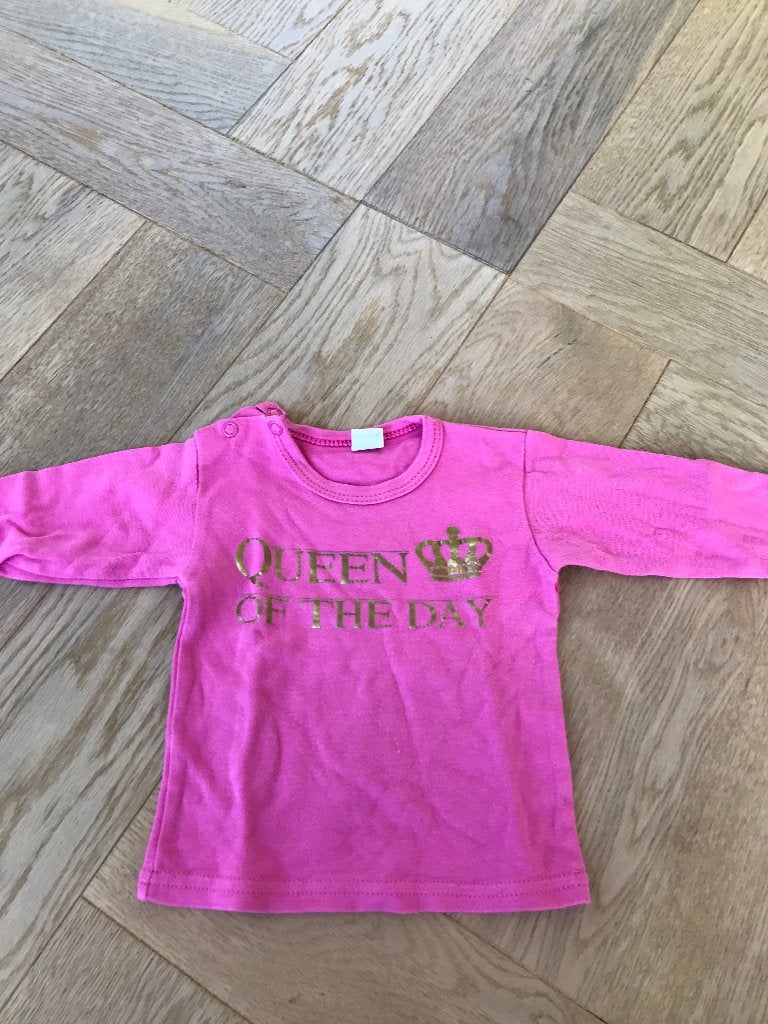 Leuk roze shirtje mt 68 "Queen of the day", Kinderen en Baby's, Ophalen of Verzenden, Gebruikt, Meisje, Shirtje of Longsleeve