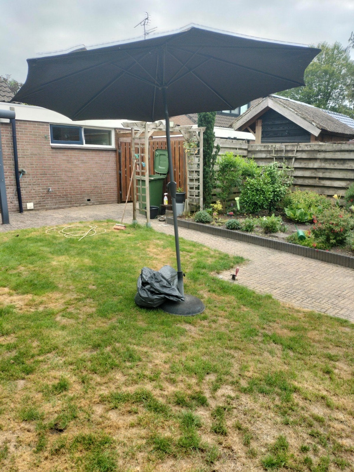 Gebruikt parasol met voet en hoes.30 euro, Ophalen, Verstelbaar, Gebruikt, Overige typen