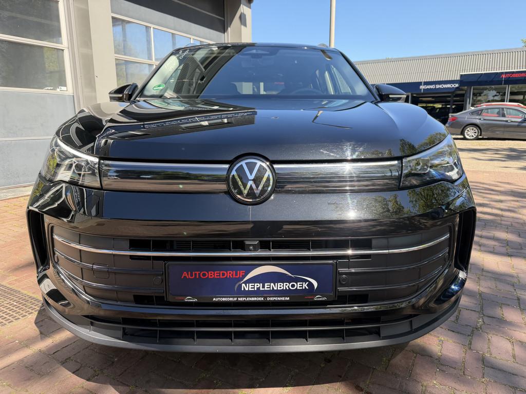 Volkswagen Tiguan 1.5 eTSI 7-traps automaat 360 camera trekh, Auto's, Volkswagen, Stof, Euro 6, 4 cilinders, Zwart