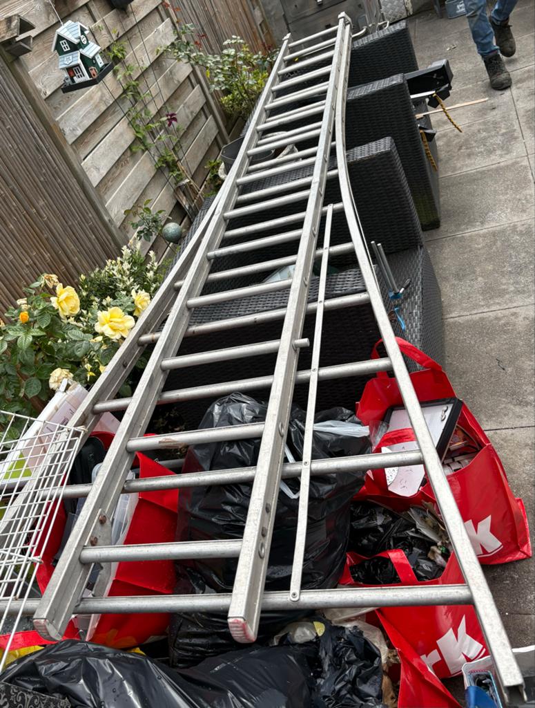 Uitschuifbare ladder - mist rubberen dop aan 1 poot, Gebruikt, Ophalen of Verzenden, Ladder, Opvouwbaar of Inschuifbaar