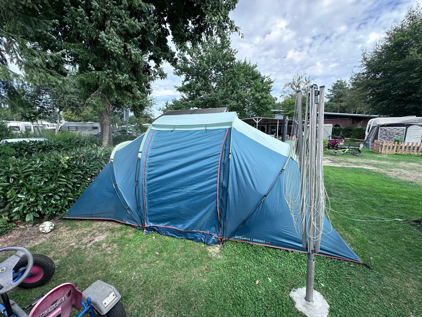 Quechua Arpenaz 4.2 familietent - 4 personen, Ophalen of Verzenden, Gebruikt, Tot en met 4