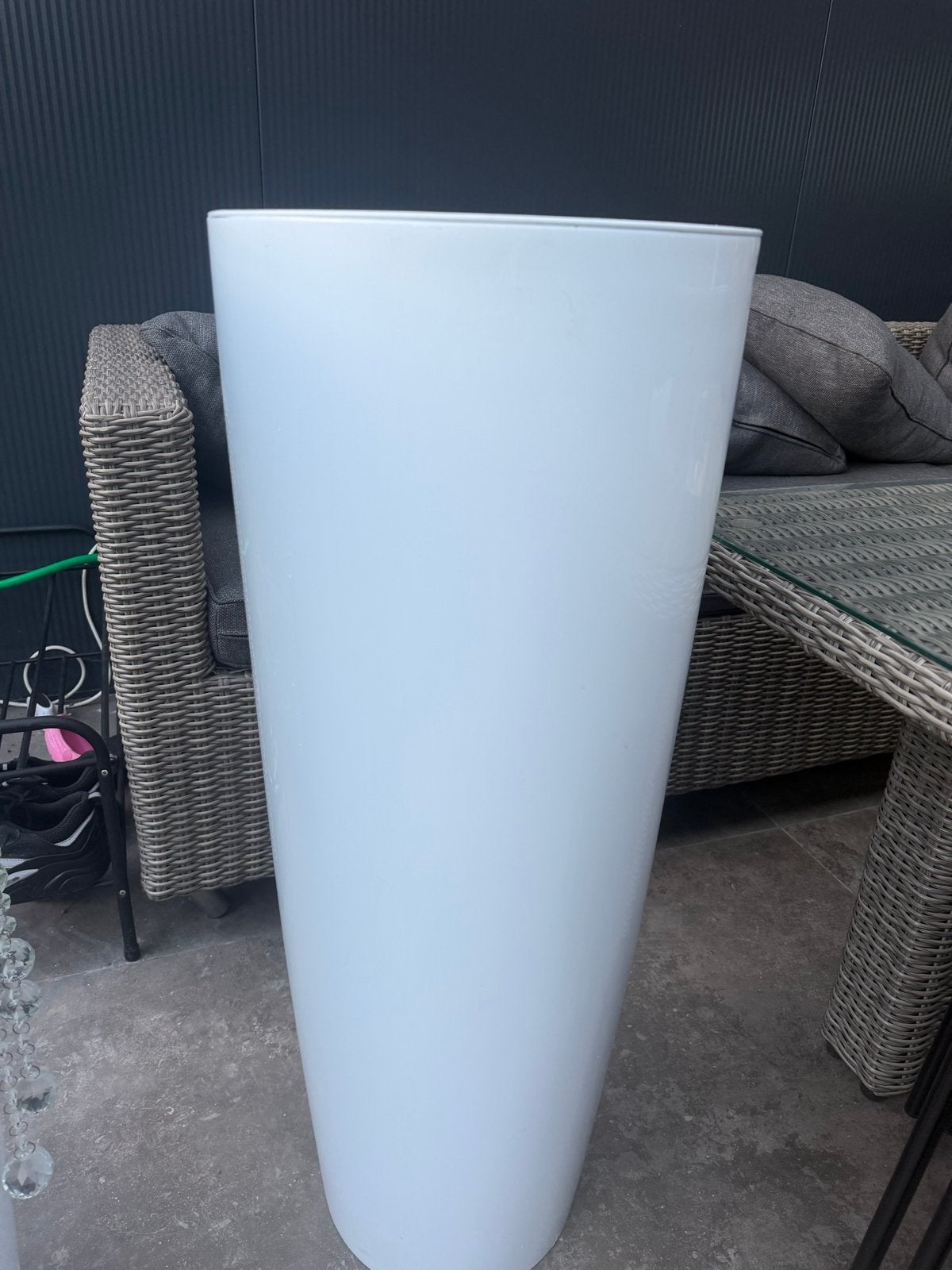 Witte hoge bloempot voor binnen of buiten, Kunststof, Gebruikt, Rond, Binnen