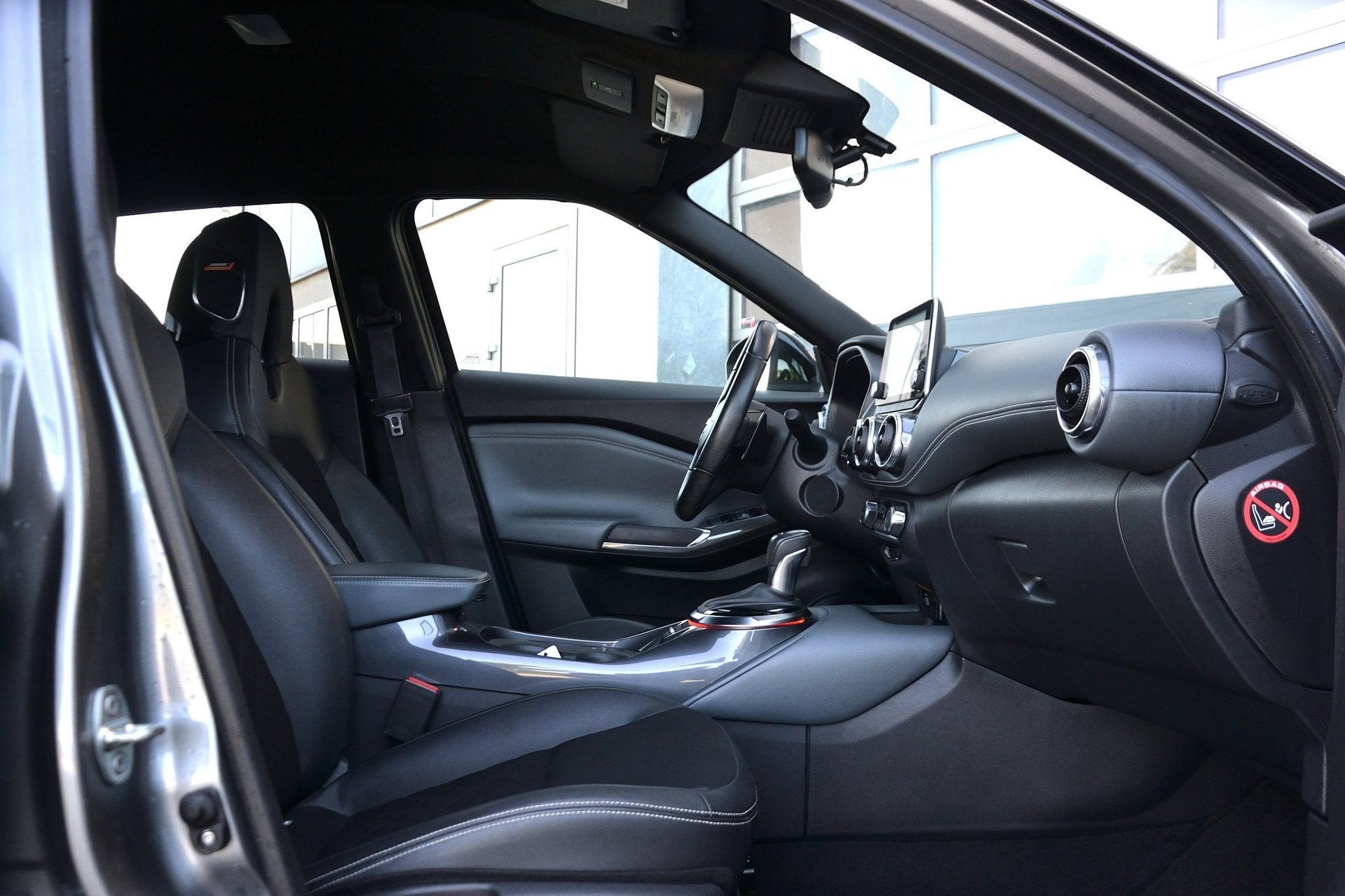 Foto 10 van Nissan Juke 1.0 DIG-T Tekna Automaat | Navigatie | Stoelverw