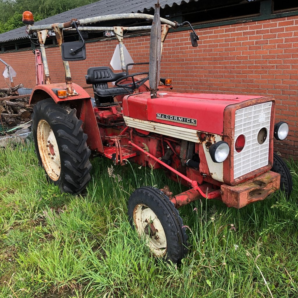 International Mc Cormick 423 met aanhanger, grondbak etc, Ophalen
