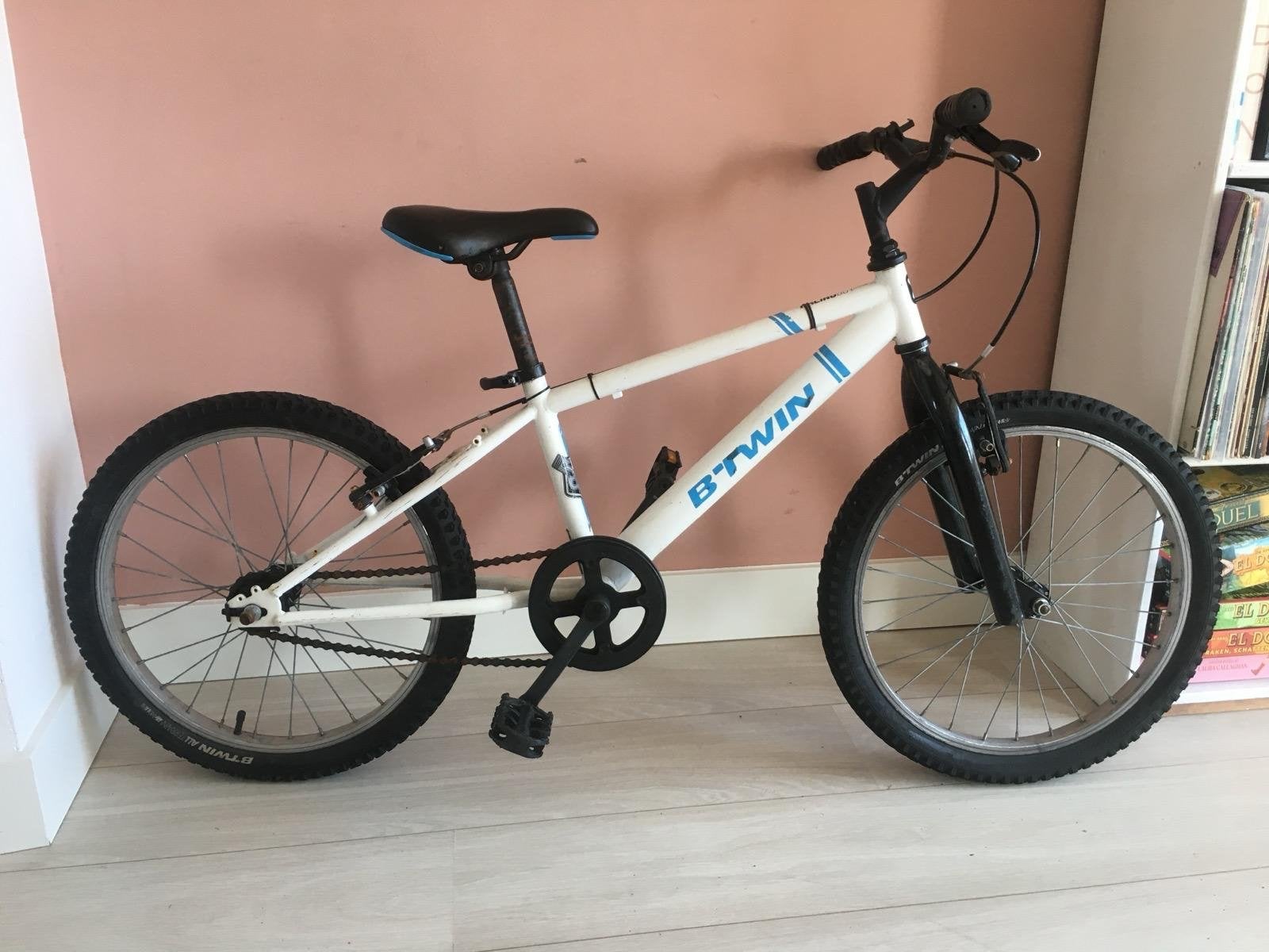 B'Twin Kinderfiets - Wit/Blauw, Ophalen, Gebruikt, Velgrem, 16 tot 20 inch