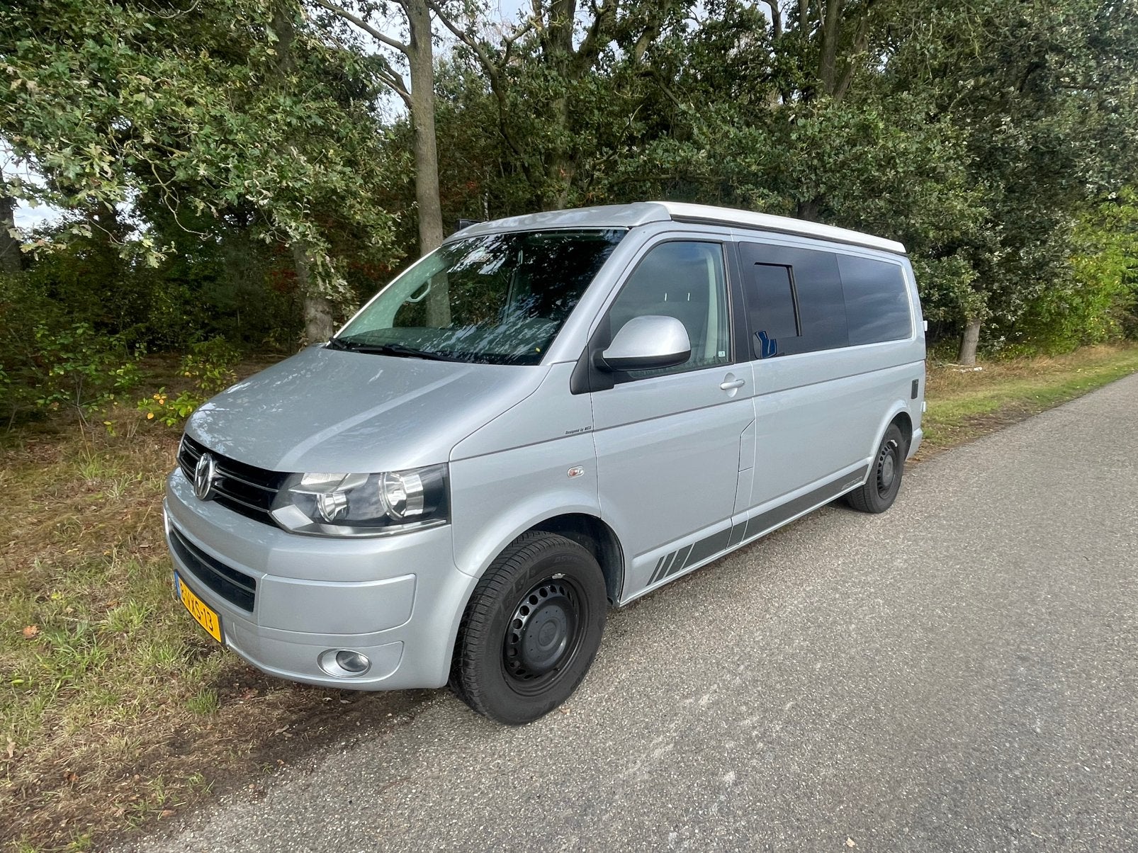 VW T5 Transporter 140pk buscamper met maar 168 dkm, Chemisch toilet, Buscamper of Camperbus, Koelkast, Volkswagen