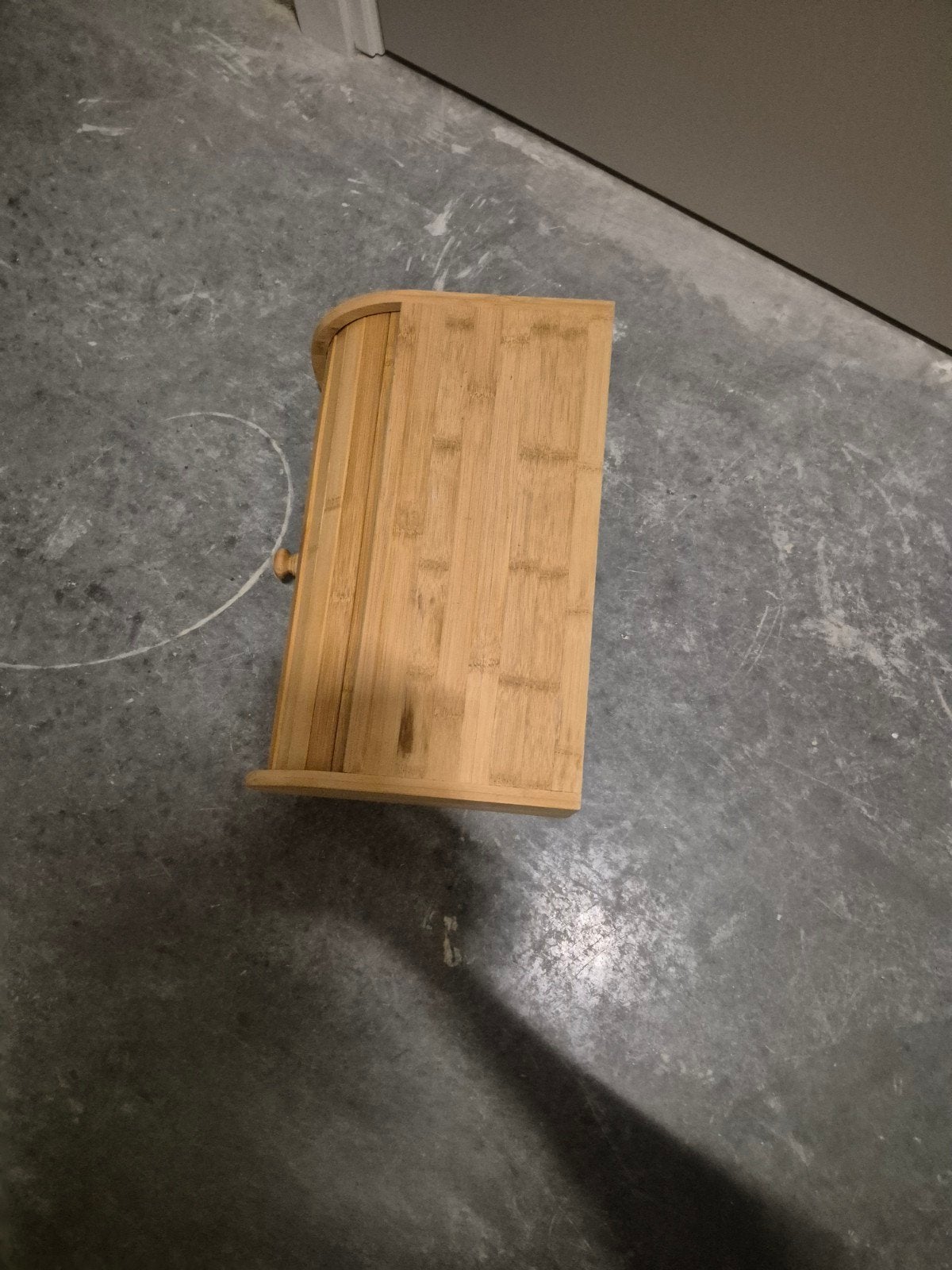 Houten broodtrommel, Ophalen