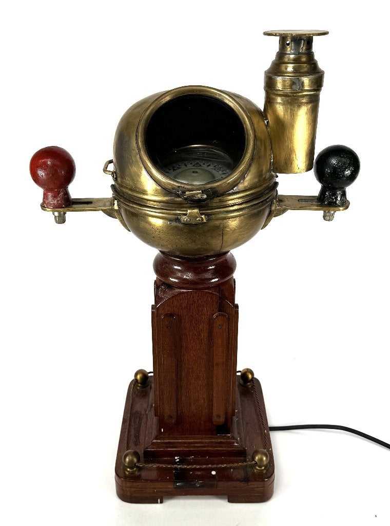 663. Messing scheepskompas op houten standaard, ca. 1900, Ophalen