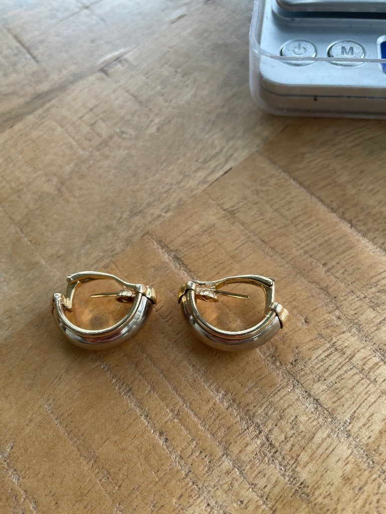 Te koop, set, 14 krt gouden oorbellen.