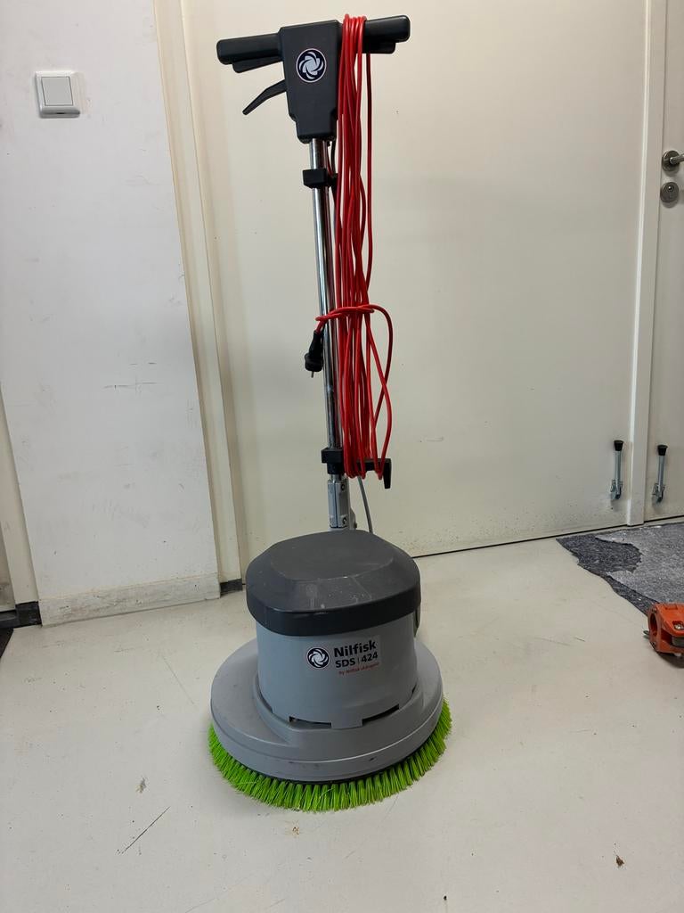 Nilfisk SDS 424 schrobmachine - Zo goed als nieuw, Ophalen, Zo goed als nieuw, Schrobmachine