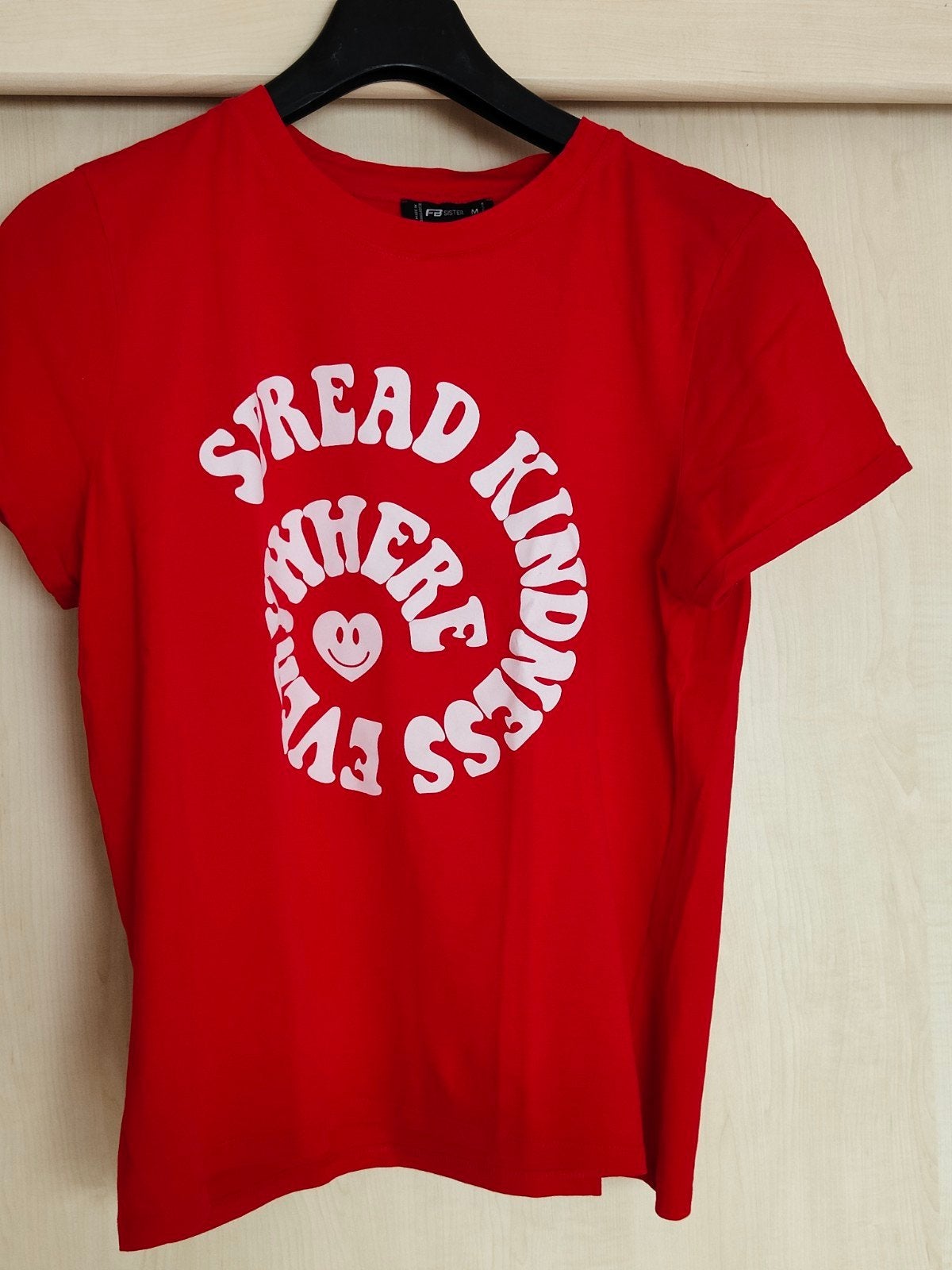 Rood FB Sister T-shirt maat M met 'Spread Kindness' tekst, Kleding | Dames, T-shirts, Gedragen, Maat 38/40 (M), Rood, Korte mouw